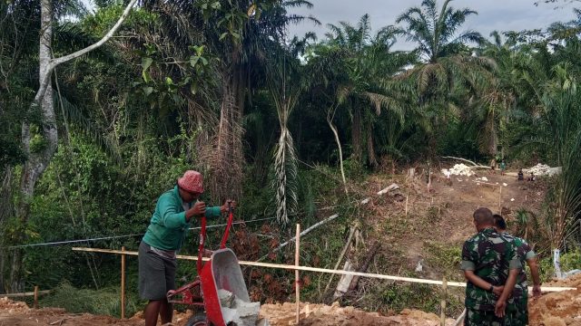 Dandim 0207/Simalungun, Tinjau Proses Pembangunan Jembatan Penghubung Di Kecamatan Tanah Jawa Kabupaten Simalungun