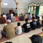 Bersama Warga, Anggota Satgas TMMD ke 127 Kodim 0207/Simalungun, Laksanakan Sholat Jum'at Bersama