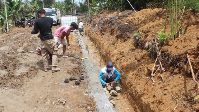 Satgas TMMD ke-127 Kodim 0207/Simalungun dan Warga Bahapal Kebut Pengerjaan Drainase