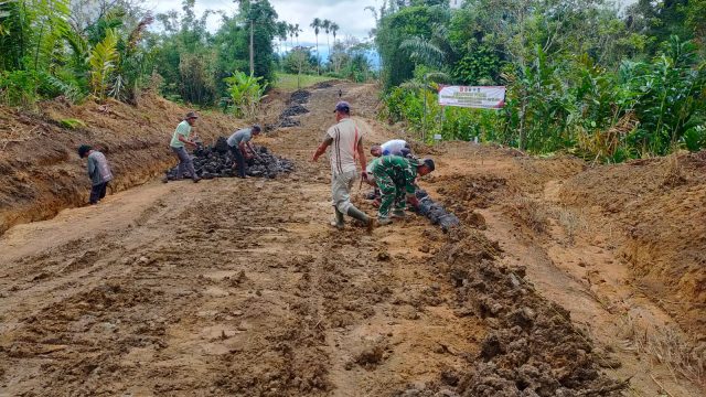 Meski Berpuasa, Satgas TMMD Ke-127 Kodim 0207/Simalungun Tetap Semangat Pasang Telford di Nagori Limag