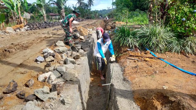 Satgas TMMD ke-127 Kodim 0207/Simalungun Bersama Warga Kebut Pembangunan Drainase di Bahapal