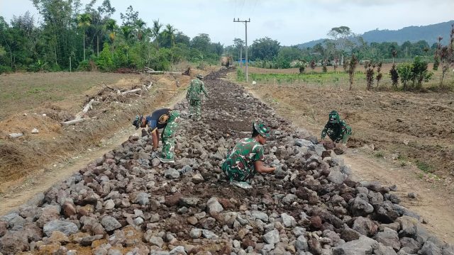 Semangat Tak Surut di Bulan Puasa, Satgas TMMD ke-127 Kodim 0207/Simalungun Lanjutkan Pembangunan Bahu Jalan di Nagori Bahapal