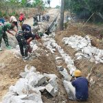 Semangat Tak Surut, Satgas TMMD Ke-127 Lanjutkan Pembuatan Drainase di Nagori Bahapal