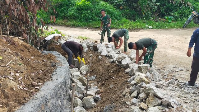 Satgas TMMD Ke-127 Kebut Pengerjaan Drainase di Nagori Limag