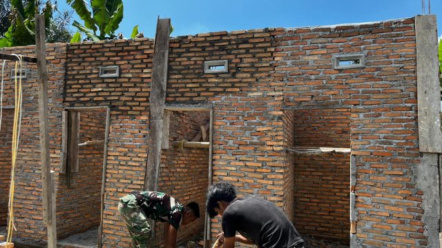 Semangat Satgas TMMD Tak Surut Meski Berpuasa, Pembangunan MCK di Nagori Limag Terus Dikebut