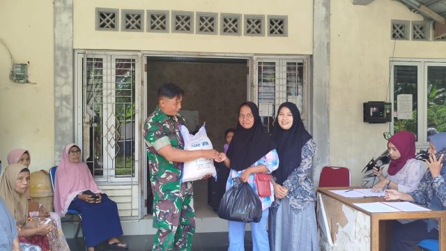 Babinsa Laksanakan Pendampingan Pencairan Bantuan Sembako Tahun Anggaran 2026 di Kantor Wali Nagari