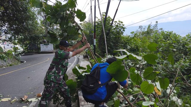 Jelang Libur Lebaran, Babinsa Koramil Girsang Sipangan Bolon Bersama Warga Gelar Jumat Bersih di Jalan Panatapan Parapat