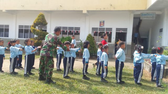 Tanamkan Disiplin Sejak Dini, Babinsa Koramil Tiga Balata Beri Pelatihan PBB kepada Siswa SD Plus Balata