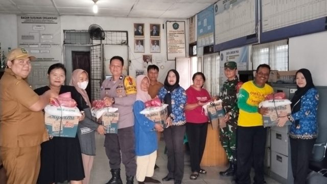Sentuhan Kepedulian di Pagi Hari, Babinsa Bersama Aparat Kelurahan Bagikan Sembako untuk Petugas Kebersihan