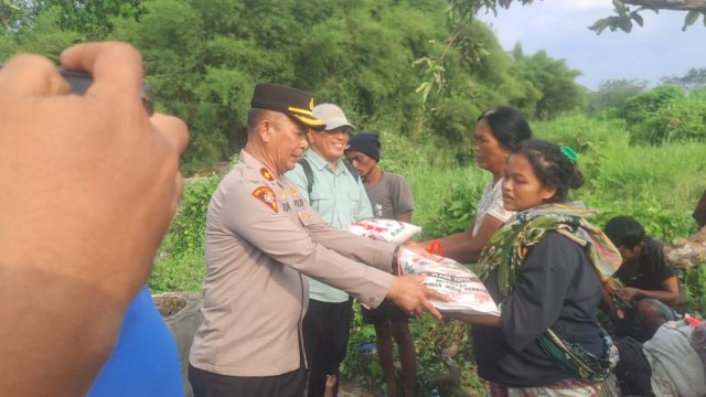 Polsek Pancur Batu Berikan Bantuan Sembako Kepada Korban Kebakaran Di Desa Namo Bintang.