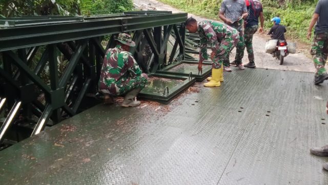 Gotong Royong Jadi Kekuatan, Babinsa dan Warga Bangun Jembatan Demi Kemudahan Akses