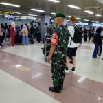 Pastikan Arus Mudik Lebaran Lancar dan Aman, Babinsa Koramil 09/Batang Anai Laksanakan Pengamanan di Bandara Internasional Minangkabau