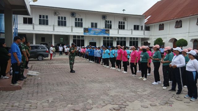 Semarak Paskah di Simalungun, Babinsa Jadi Juri Lomba Gerak Jalan Perempuan