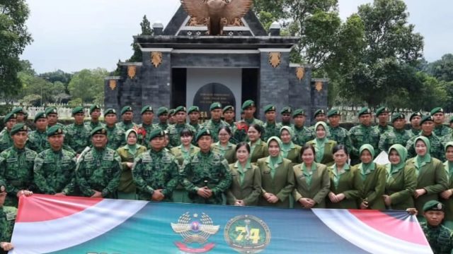 Peringati HUT ke-74, Yonif 330/Tri Dharma Ziarah ke TMP Cikutra