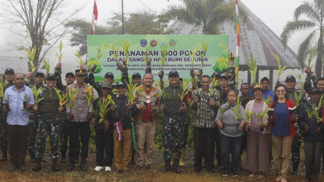 Peringati Hari Bumi, Satgas Pamtas Yonarhanud 2 Kostrad Tanam 1.000 Pohon Bersama Masyarakat Perbatasan.