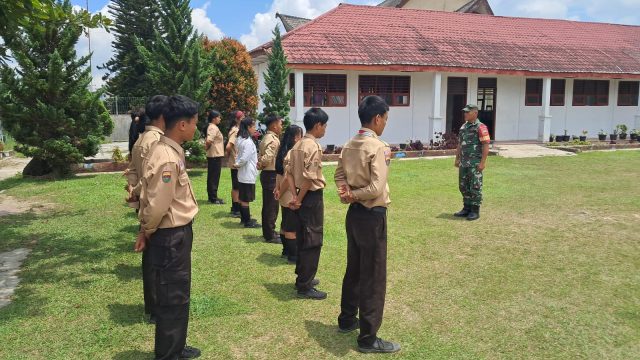 Babinsa Koramil 14/Raya Tanamkan Wawasan Kebangsaan dan Disiplin kepada Siswa SMK GKPS 1 Raya