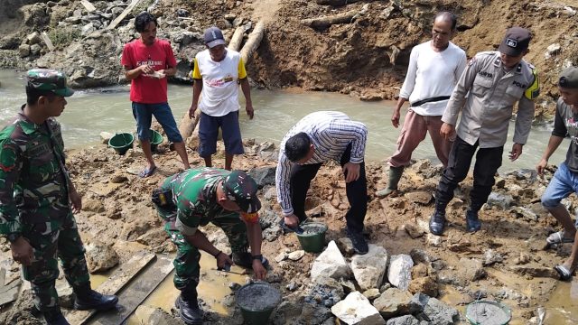 Dari Harapan Jadi Nyata, Babinsa dan Warga Serdang Bolon Gotong Royong Bangun Jembatan Aramco
