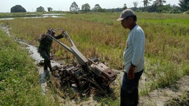 Dari Lumpurnya Sawah, Terjalin Kedekatan Babinsa dan Petani di Pematangsiantar