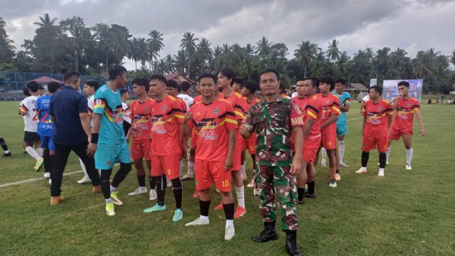 Babinsa 01/Pariaman Monitoring Pertandingan Sepak Bola di Wilayah Binaan