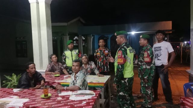 Danramil 02/Kutalimbaru Pimpin Patroli Pos Kamling Bersama LMP, Wujudkan Keamanan Malam Hari.