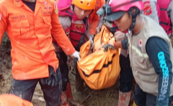 POLSEK PANCUR BATU TURUN EVAKUASI TERHADAP BENCANA TANAH LONGSOR DI DESA SEMBAHE.