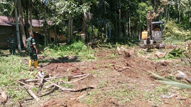 Danramil 07/Pauh Kambar Laksanakan Pengawasan Perataan Lahan Pembangunan KDMP di Nagari Pauh Kambar