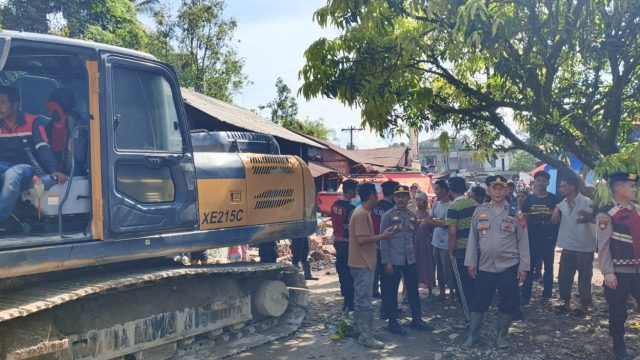 Polsek Pancur Batu Bersama Tim Gabungan Evakuasi Longsor Sembahe.