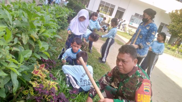 Babinsa Tiga Balata Ajak Siswa SD Tanamkan Cinta Lingkungan Sejak Dini