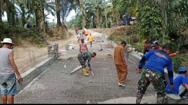 TNI Bersama Masyarakat Percepat Pembangunan Jembatan Aramco di Tanah Jawa.