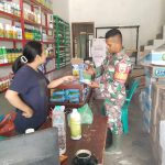Babinsa Koramil 15/Dolok Pardamean Cek Ketersediaan Pupuk Subsidi, Dukung Petani di Simalungun.
