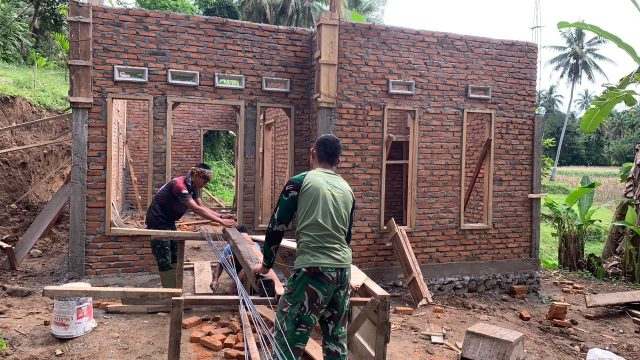 TMMD Ke 128, TNI AD Bersama Warga Gotong Penuh Semangat Membangunan RTLH. 