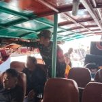 Sentuhan Humanis Babinsa di Pelabuhan Tigaras Ingatkan Penumpang Utamakan Keselamatan Saat Menyeberang.