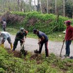 Babinsa dan Warga Bersatu, Gotong Royong Bersihkan Lingkungan Demi Cegah Banjir di Jorlang Hataran .