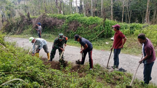 Babinsa dan Warga Bersatu, Gotong Royong Bersihkan Lingkungan Demi Cegah Banjir di Jorlang Hataran .