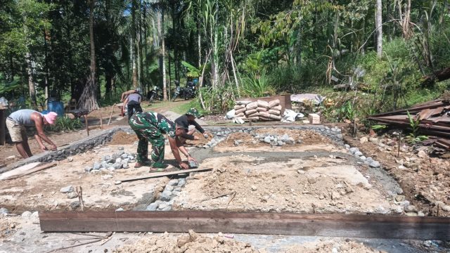 Bersama Warga, Satgas TMMD Ke 128 Kebut Pembangunan RTLH.