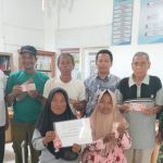 Babinsa Bosar Maligas Dampingi Penyaluran BLT-DD, Warga Marihat Tanjung Terima Bantuan dengan Haru.