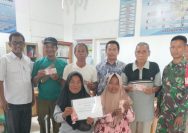 Babinsa Bosar Maligas Dampingi Penyaluran BLT-DD, Warga Marihat Tanjung Terima Bantuan dengan Haru.