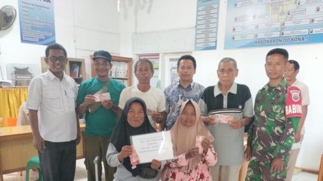 Babinsa Bosar Maligas Dampingi Penyaluran BLT-DD, Warga Marihat Tanjung Terima Bantuan dengan Haru.
