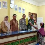 Babinsa Koramil 03/Sungai Sariak Monitoring Penyaluran BLT-Dana Desa.