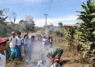 BABINSA KORAMIL 12/SARIBU DOLOK GOTONG ROYONG BERSAMA GURU DAN MURID SD NEGERI SIBORAS.