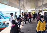 Babinsa Tigaras Ingatkan Keselamatan Penumpang, Humanis Pantau Aktivitas Penyeberangan Danau Toba.