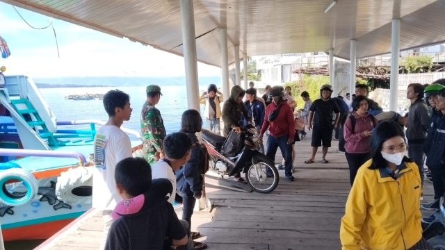 Babinsa Tigaras Ingatkan Keselamatan Penumpang, Humanis Pantau Aktivitas Penyeberangan Danau Toba.