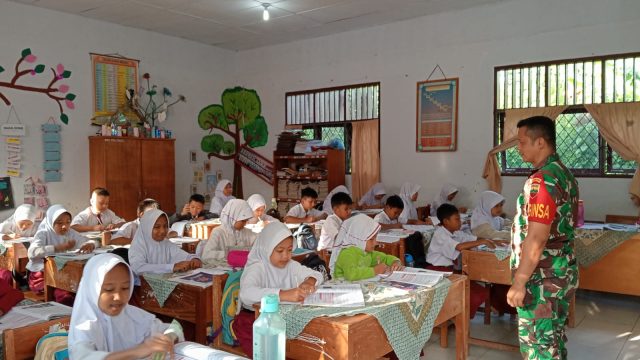 Dari Ruang Kelas untuk Indonesia, Babinsa Serbelawan Bangun Karakter Generasi Penerus Bangsa.