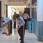 SMKN Waytenong Gelar Kegiatan Jumat Bersih untuk Wujudkan Lingkungan Sekolah Sehat.