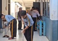 SMKN Waytenong Gelar Kegiatan Jumat Bersih untuk Wujudkan Lingkungan Sekolah Sehat.
