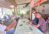Demi Menjalin Hubungan Baik, Babinsa Dan Bhabinkamtibmas Melaksanakan Komsos di Warung Kopi Bersama Warga Binaan.