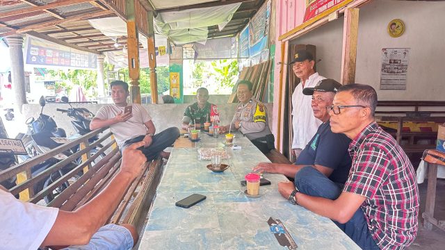 Demi Menjalin Hubungan Baik, Babinsa Dan Bhabinkamtibmas Melaksanakan Komsos di Warung Kopi Bersama Warga Binaan.