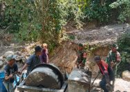 Semangat Gotong Royong Mengalir di Sidamanik, Personel Kodim 0207/Simalungun dan Warga Percepat Pembangunan Jembatan Aramco.