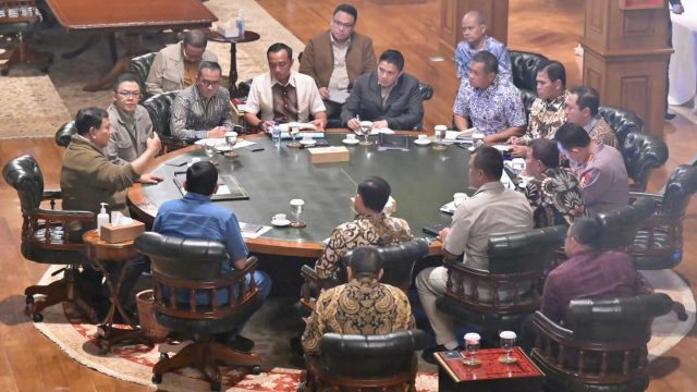 Presiden Prabowo Pimpin Ratas di Hambalang: Fokus pada Aspirasi Buruh dan Optimalisasi Peran Perguruan Tinggi.