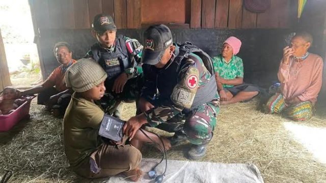 Peduli Seksama,Prajurit Koops TNI Habema Serentak Berikan Pelayanan Kesehatan di Pelosok Papua.